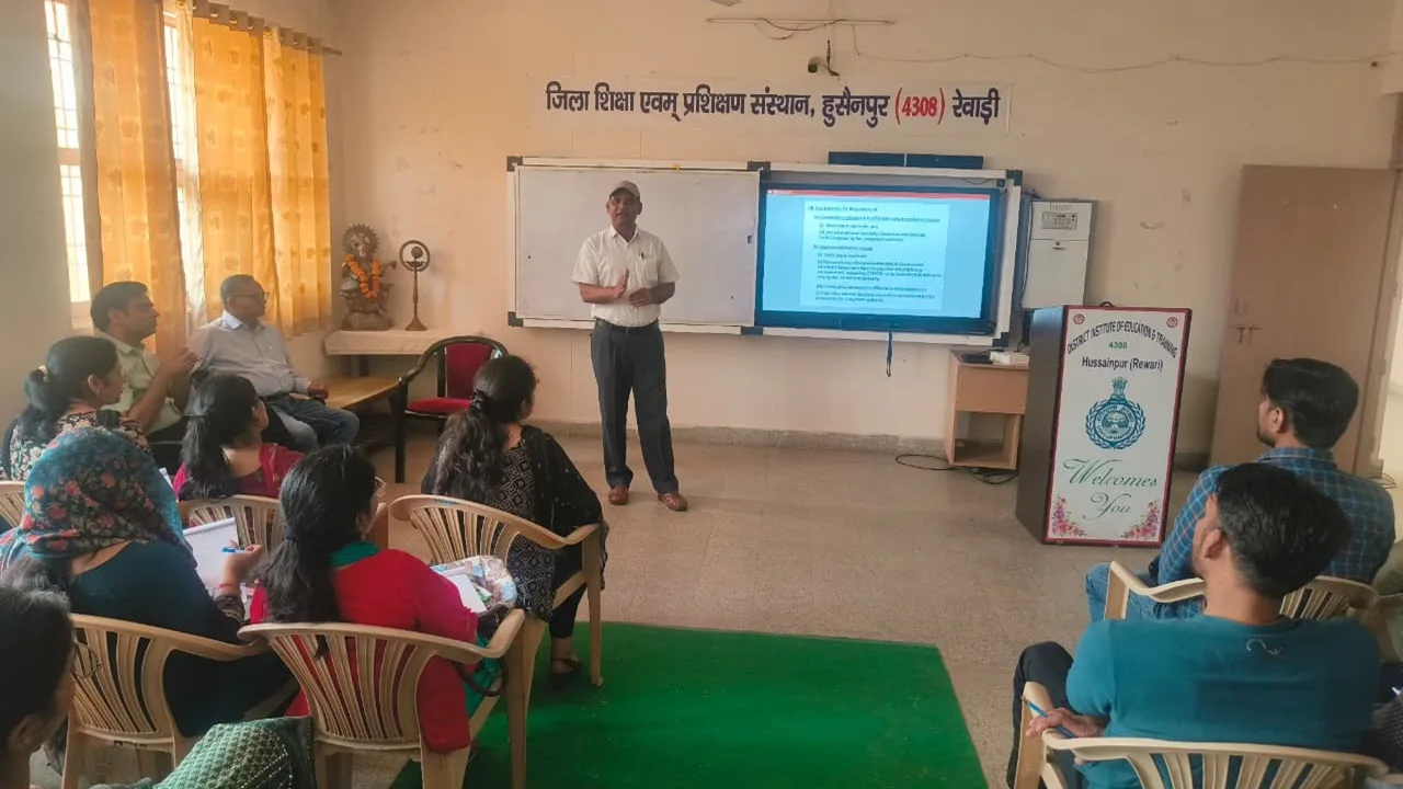 DIET Rewari डाइट में ग्रुप-डी कर्मचारियों को सिखाए सेवा नियम, अलाउंस और अवकाश संबंधी बारीकियों पर हुई चर्चा