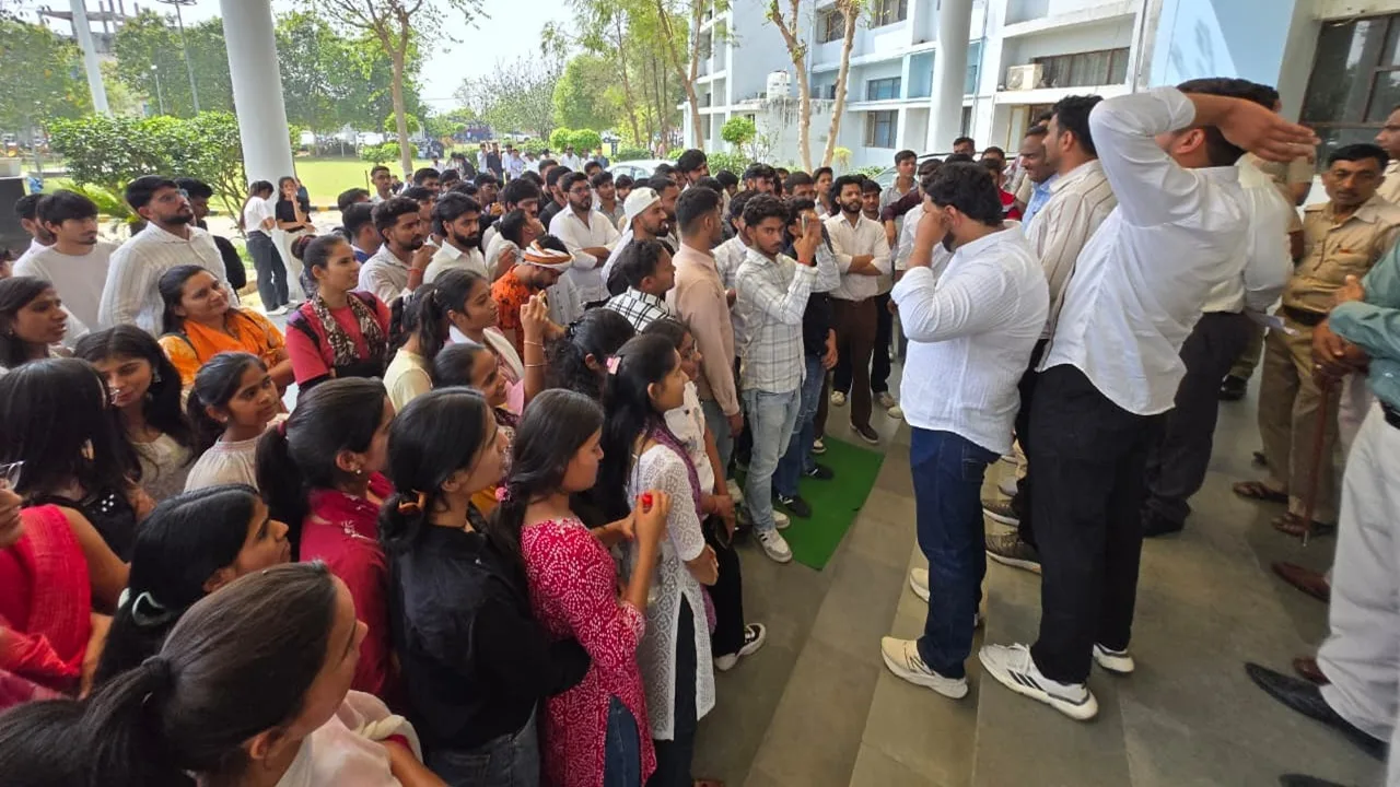 IGU Meerpur में विद्यार्थी प्रदर्शन, मांगों को लेकर पुलिस से भिड़े छात्र, भ्रष्टाचार के आरोपों से हिला कैंपस