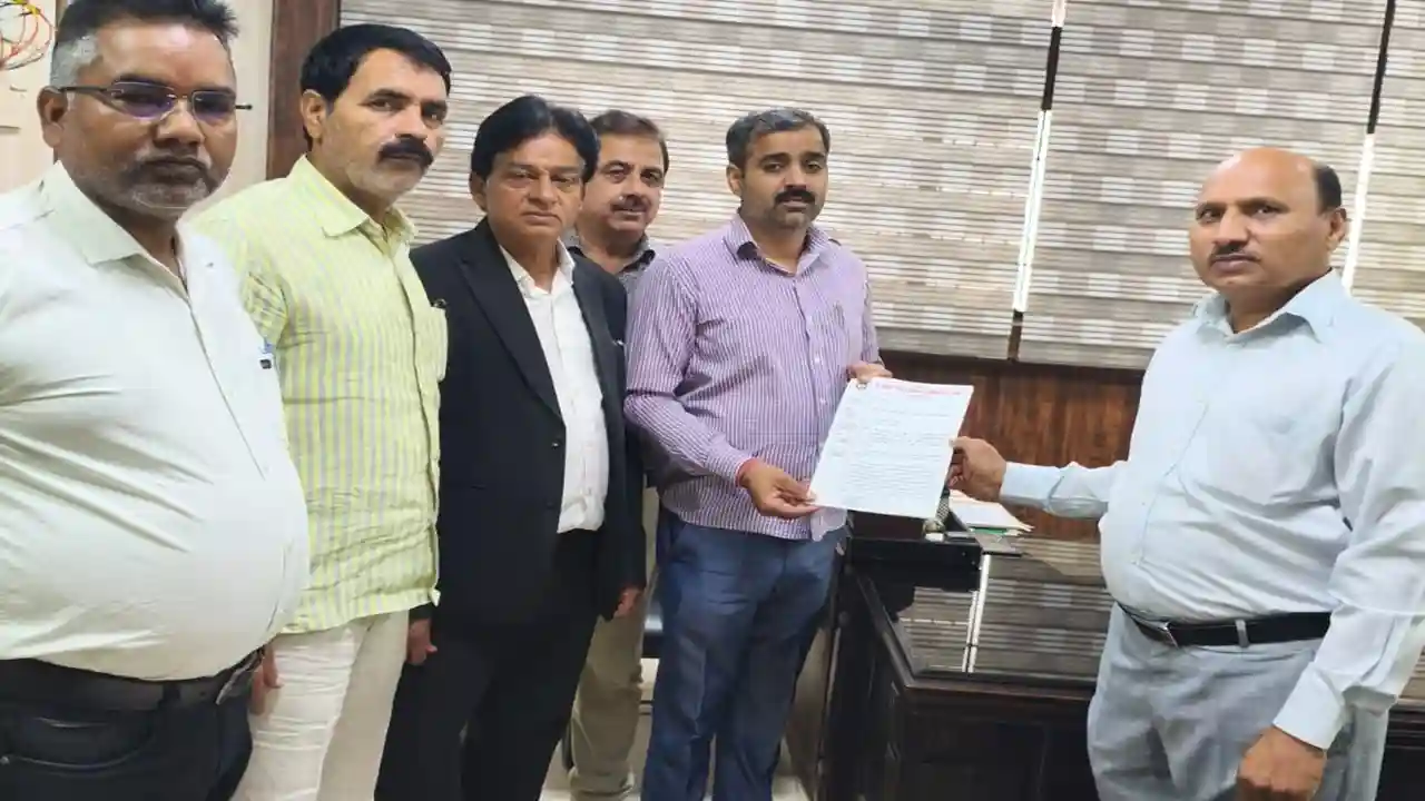 Haryana-Rewari-Property-Dealers-Association-President-ramkishan-yadav-submitting-demand-letter-to-Chief-Minister-for-stamp-duty-reduction-2026